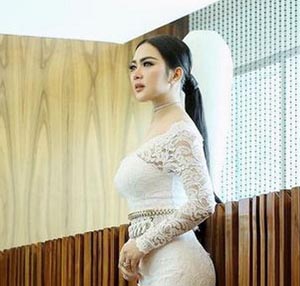 Jaga Suara Demi Konser, Syahrini Bakal Irit Bicara